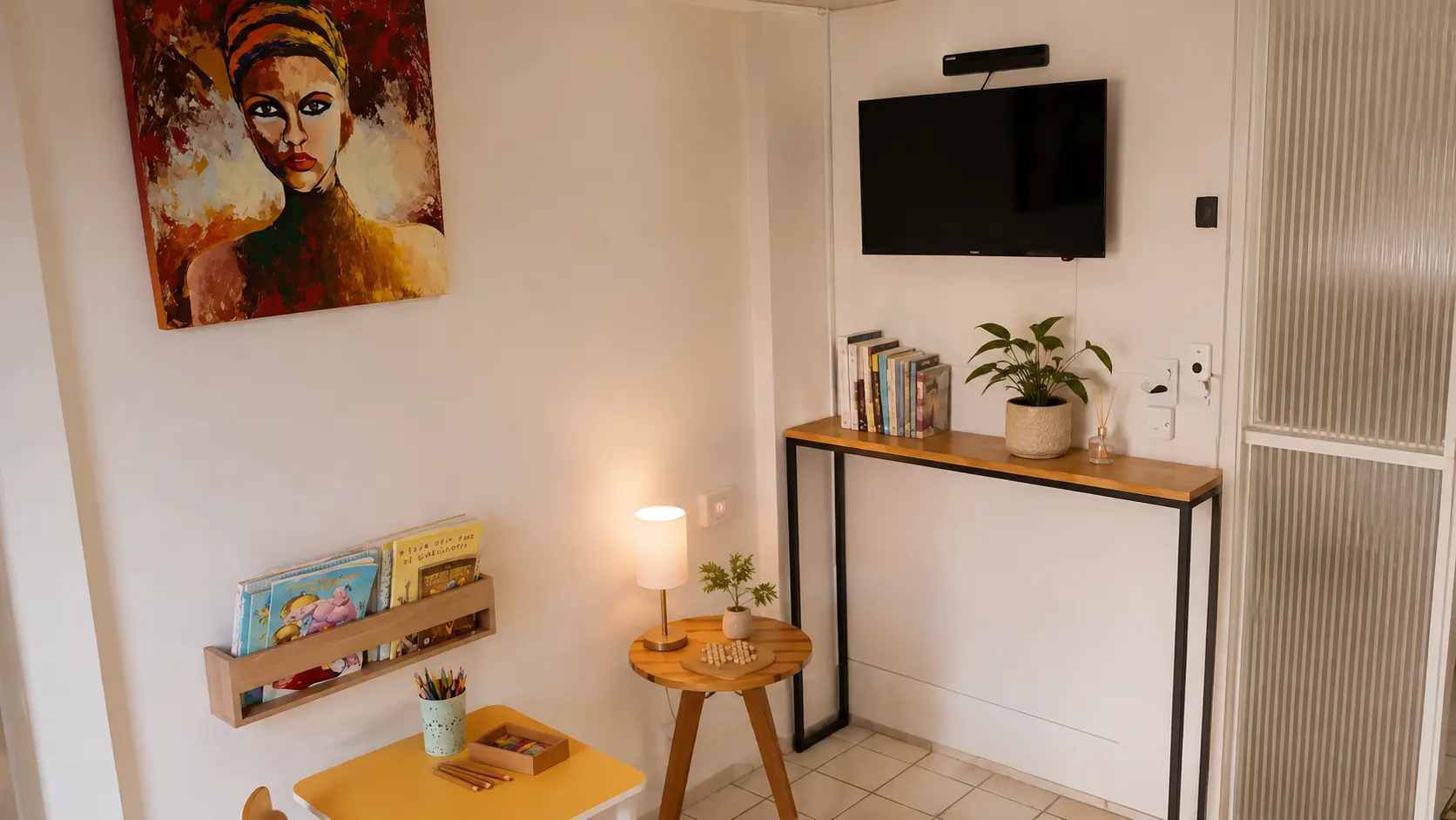 Espaço infantil com mesa, livros e iluminação acolhedora